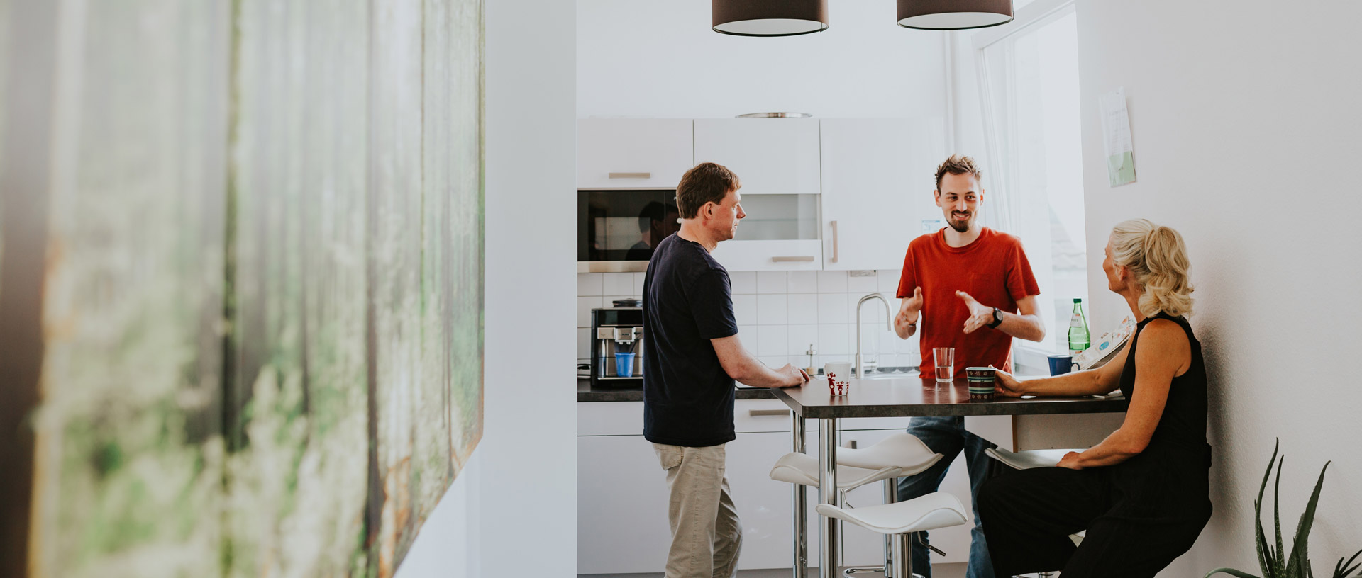 Gespräch in Küche bei Smart Web Elements