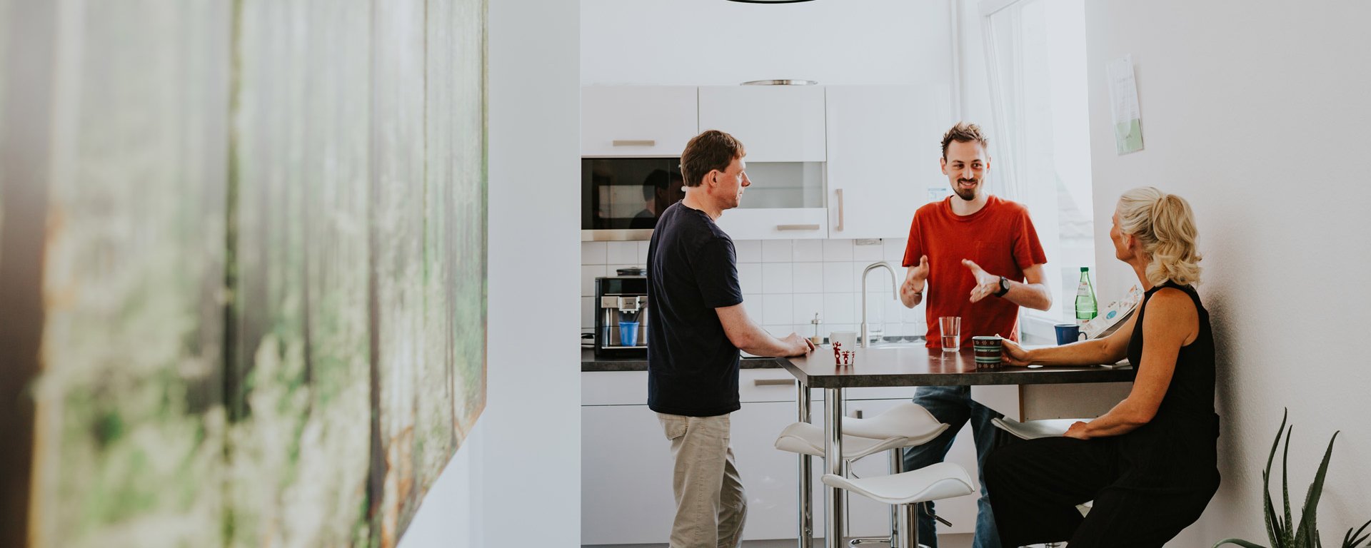 Gespräch in Küche bei Smart Web Elements